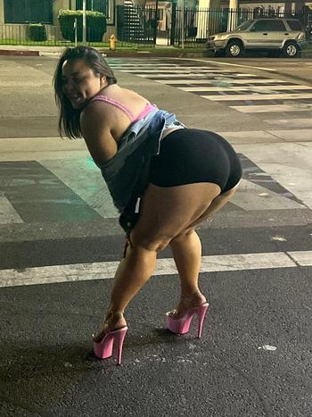 Dimples, 24  female escort, Tri-Cities